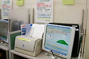 ペンでパソコンの液晶画面をタッチしてそうさする「ワークガイド」(求人検索機)