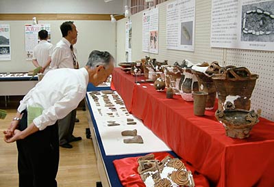 遺跡発掘調査速報巡回展2008下田会場展で会場に並ぶ展示物