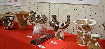 長野遺跡の縄文時代の火焔型土器など