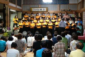 三条市保内地区のコーラスグループ「花コーラス」が昨夏に続いて地元の寺でサマーコンサート