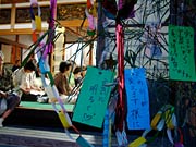 本堂の入り口で揺れる七夕飾り