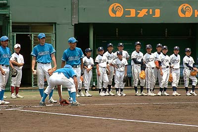 三條機械スタジアムで開かれた平成20年度三条市内中学校野球教室でシートノックの手本を見せる2009トキめき新潟国体に向けた軟式野球競技の新潟県選抜チーム