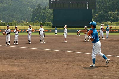 県選抜チームの選手と市内中学生とでキャッチボール