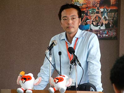 9日、定例記者会見を行う国定三条市長