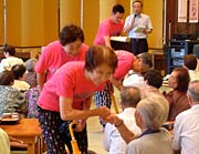 退場するメンバーに握手を求める観客も
