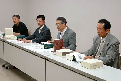  『金物と草鞋と』の続編発刊の報道関係者説明会で左から長岡副理事長、宮原理事長、韮澤編集委員会代表、金子副理事長