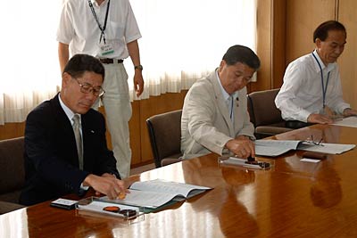 席を並べて協定書に調印