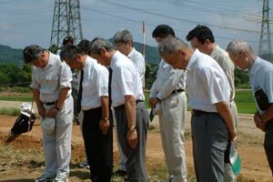 7・13水害からちょうど4年の13日、三条市・五十嵐川の破堤地点で県三条地域振興局が黙とう