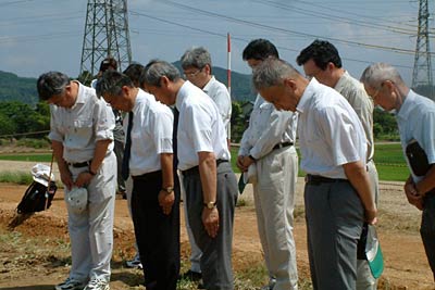三条市諏訪地内の五十嵐川の破堤地点で黙とうを行う県三条地域振興局