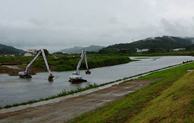 とくに変わった様子はない14日正午前の三条市・渡瀬橋上流画の五十嵐川
