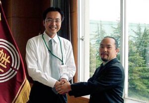 三条市国際交流員のワタベ・ポールさんが国定市長に離任あいさつ