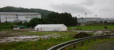 安全祈願祭が行われたテント右奥に見えるのは三條機械スタジアム