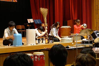 一升瓶やバケツなどのリサイクルした打楽器でも演奏する打楽器アンサンブル「虹色メロディー」