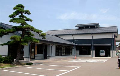 夏休みにこども包丁研ぎ教室を開く三条鍛冶道場