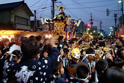 第37回分水まつりで商店街を進む分水みこし