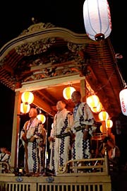 本町屋台で民謡流しのはやしの演奏