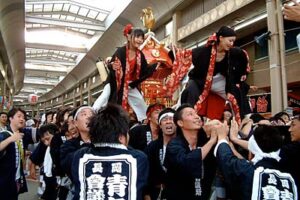19日行われた第37回飛燕夏まつりの1000人みこし