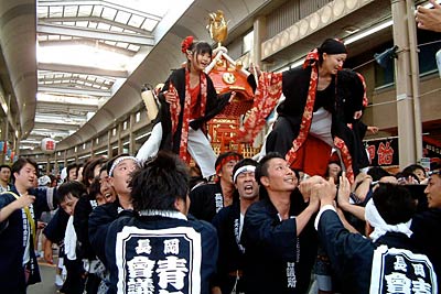 19日行われた第37回飛燕夏まつりの1000人みこし