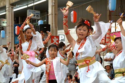 よさこいソーランで子どもたちもハッスル