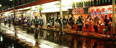 雨で歩道上で燕ばやしを踊ることも