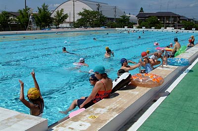 「海の日」の猛暑でにぎわう三条市民プール