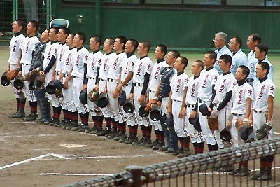 日本文理を下して校歌斉唱する新潟県央工高