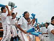 決勝進出を決めて喜びを爆発させる生徒や保護者