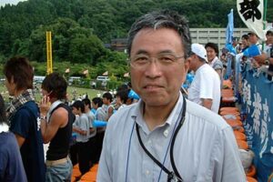 「よくやりました」と生徒をたたえる県央工高の坂井校長