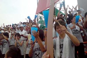 優勝にわく一塁側スタンドの県央工応援団