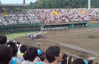 優勝にわく一塁側スタンドの県央工応援団