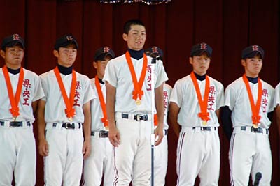 優勝を報告、決意表明する池田主将