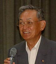 あいさつする渡辺三条商工会議所会頭