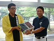  大島園芸振興協議会の石黒会長と鈴木監督
