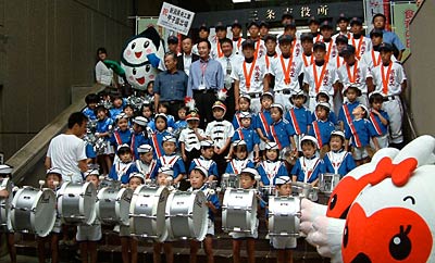 市役所玄関で本成寺保育園園児がマーチング演奏で部員を歓迎