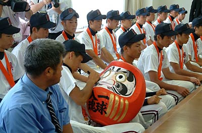 野球部員もだるまにメッセージ