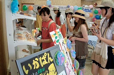 一ノ木戸商店街で開店した三条商業高校商業クラブの2008チャレンジショップ ベーカリーカフェ三商『いかぱん屋』