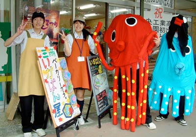 着ぐるみもお目見えして来店を呼びかける商業クラブの生徒