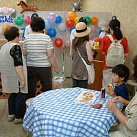 カフェ形式で買ったパンや菓子をその場で味わえる