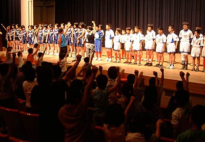 24日、初めて三条市中央公民館で行われた三条小学校の1学期の終業