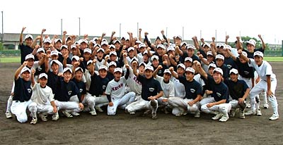 野球部員全員でガッツポーズの集合写真