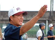 厳しい表情で選手に指示をとばす鈴木監督