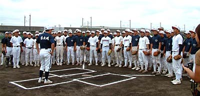 本塁に選手を集めて話す鈴木監督