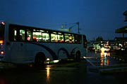 吉田庁舎に次々と集結する民謡流しの踊り手をのせた大型バス