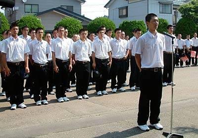 27日行われた新潟県央工業高校野球部の出発式で選手代表であいさつする池田周平主将
