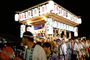 山車巡行の出発