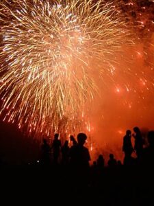 燕の夏まつりを締めくくる燕大花火大会は昨年を上回る2万人の人出
