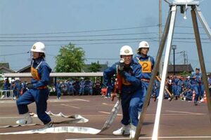 真夏の炎天下で第2回三条市長杯争奪三条市消防団小型ポンプ操法競技会