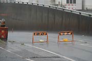 雨で通行止めになった三条市のコメリ三条店わきの市道上須頃下須頃線、下須頃地下道