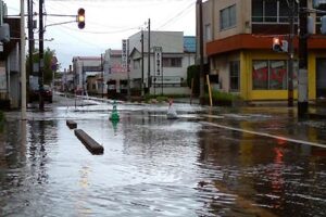 冠水で通行止めになった三条市一ノ門2付近の第一産業道路