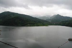 28日午後の三条市・下田地区の山手、五十嵐川上流の大谷ダムのようす